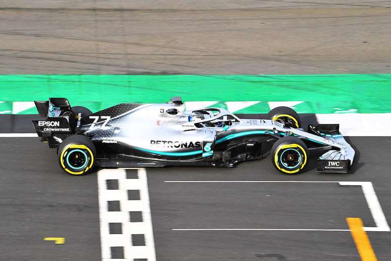 GALERIA: Imagens do novo Mercedes W10 no circuito de Silverstone