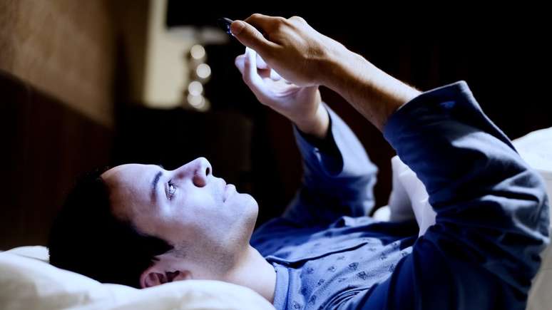 Usar celular, computador e TV pr&oacute;ximo da hora de dormir afasta o sono