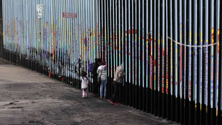 Governo Trump pretende construir muro de concreto na fronteira dos Estados Unidos com o México