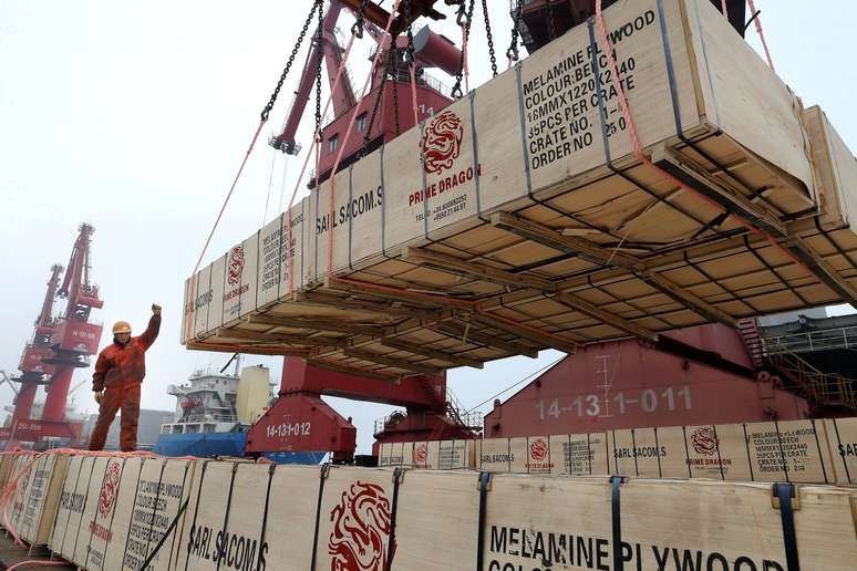 Carga para exporta&ccedil;&atilde;o &eacute; i&ccedil;ada para navio em porto de Lianyungang, na prov&iacute;ncia de Jiangsu, na China
13/02/2019 REUTERS/Stringer 