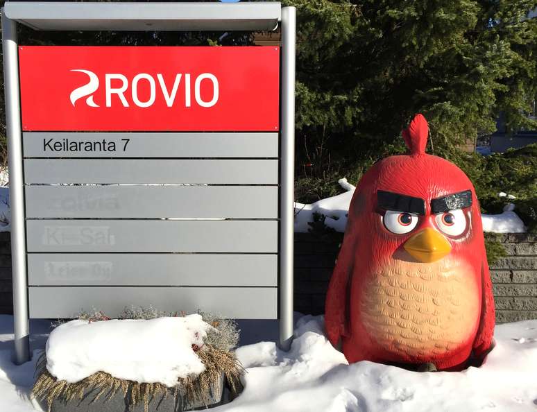 Placa e boneco de um angry bird em frente a sede da Rovio em Espoo, Finl&acirc;ndia. 02/03/2018
REUTERS/Jussi Rosendahl 