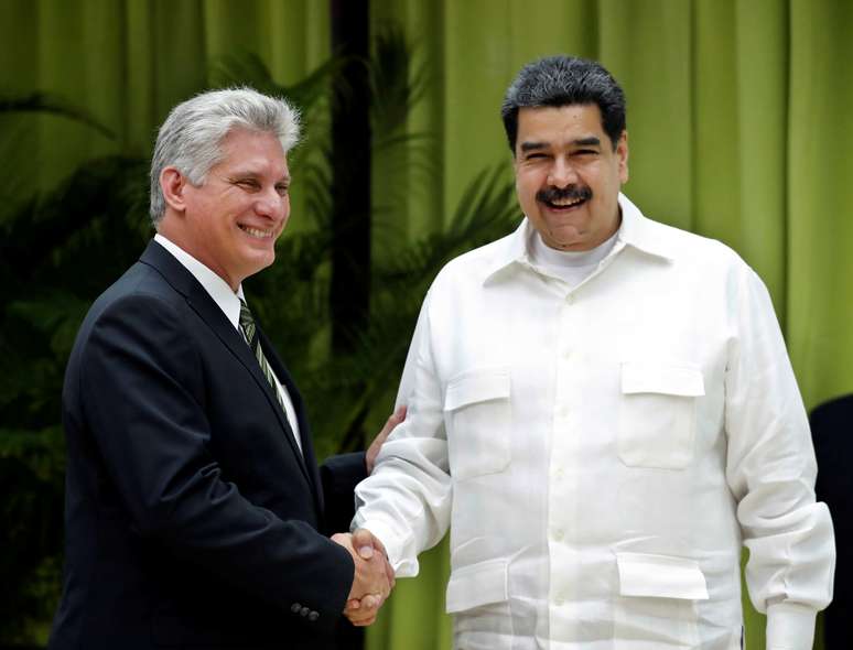 Presidente de Cuba, Miguel D&iacute;az-Canel, cumprimenta presidente da Venezuela, Nicol&aacute;s Maduro, em Havana
14/12/2018 Ernesto Mastrascusa/Pool via REUTERS 