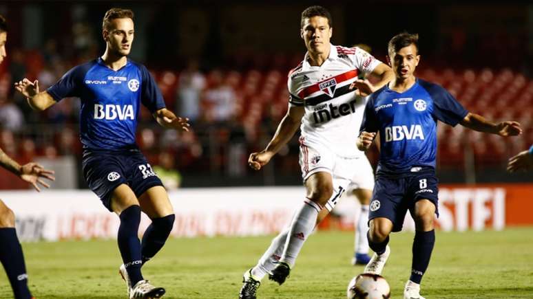 Hernanes, que deixou claro que gosta de jogar como meia, atuou como segundo volante diante do Talleres, no Morumbi (Luis Moura / WPP)