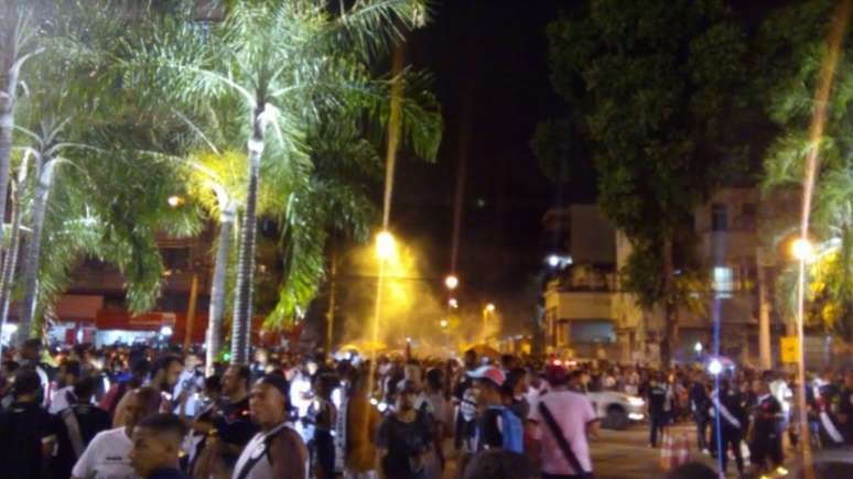 Torcida do Vasco se aglomerou na Rua Professor Eurico Rabelo antes do início do jogo (Foto: Felippe Rocha)