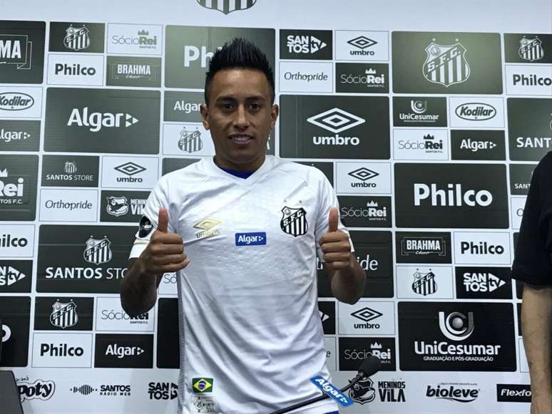 Christian Cueva é o quinto reforço do Santos nesta temporada. O meia vestirá a camisa 8 (Arthur Faria/Lancepress)