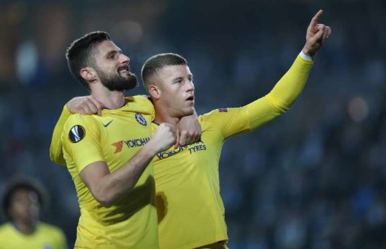 Giroud e Barkley marcaram os gols do Chelsea na partida (Foto: Andreas Hillergren / AFP)