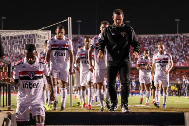 O técnico André Jardine, do São Paulo, deixa o campo ao lado dos seus jogadores após o empate com o Talleres, da Argentina, e a eliminação na fase preliminar da Copa Libertadores 2019
