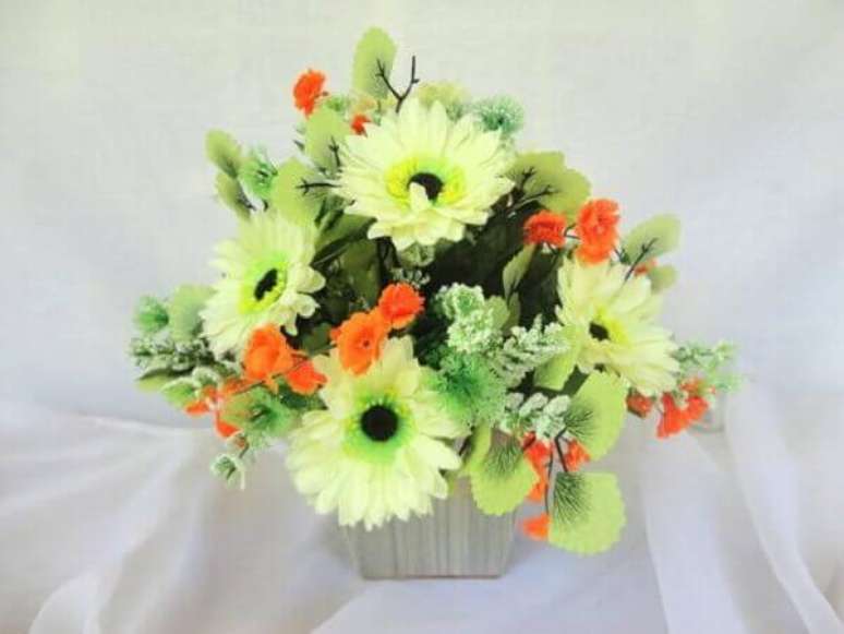 25- As flores do campo podem formar arranjos pequenos ou grandes, dependendo do tamanho do vaso. Fonte: Pinterest
