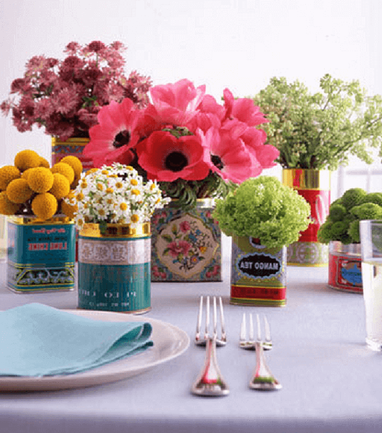 23- A decoração com flores do campo utiliza latas de produtos como vaso. Fonte: Paula Lorentz