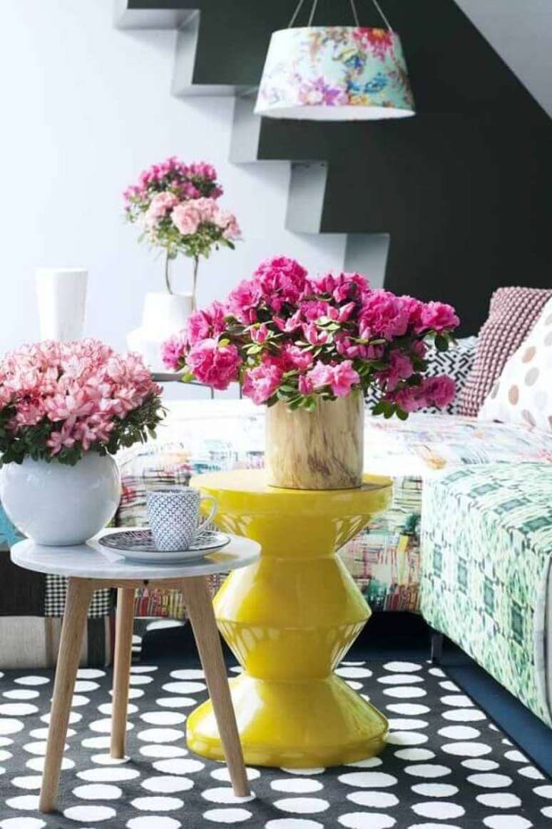 18- No exemplo acima, as cores intensas das azaleias s&atilde;o um dos principais destaques na decora&ccedil;&atilde;o da sala de estar. Fonte: Pinterest