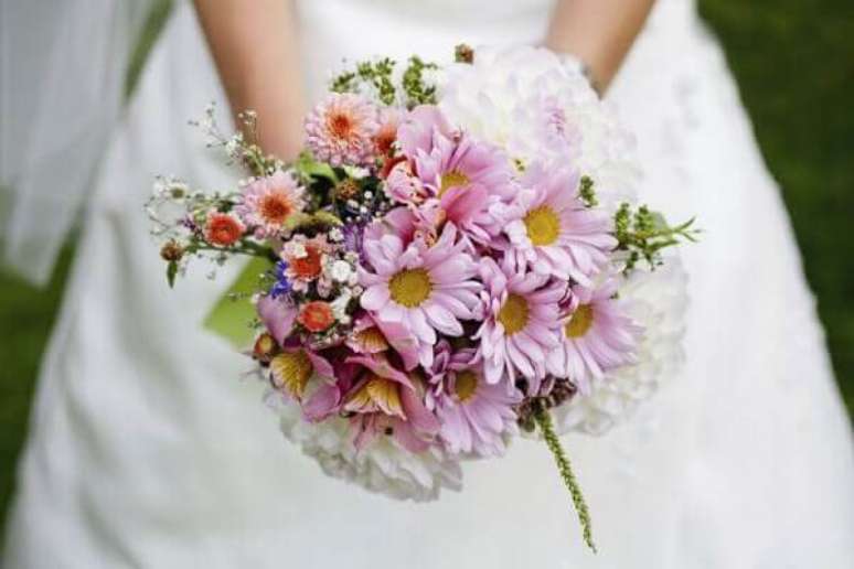 27- O buquê de flores do campo são muito utilizadas como adereço de mão das noivas. Fonte: Wix