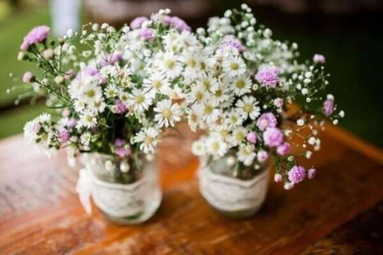 11- As flores do campo como a Chuva de Prata são uma ótima escolha para decorar mesas de eventos em área aberta. Fonte: Casamentos