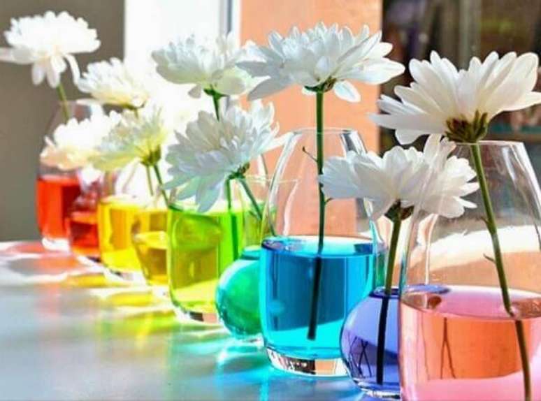 29- A decoração com flores do campo pode utilizar água com corantes coloridos. Fonte: Autossustentável