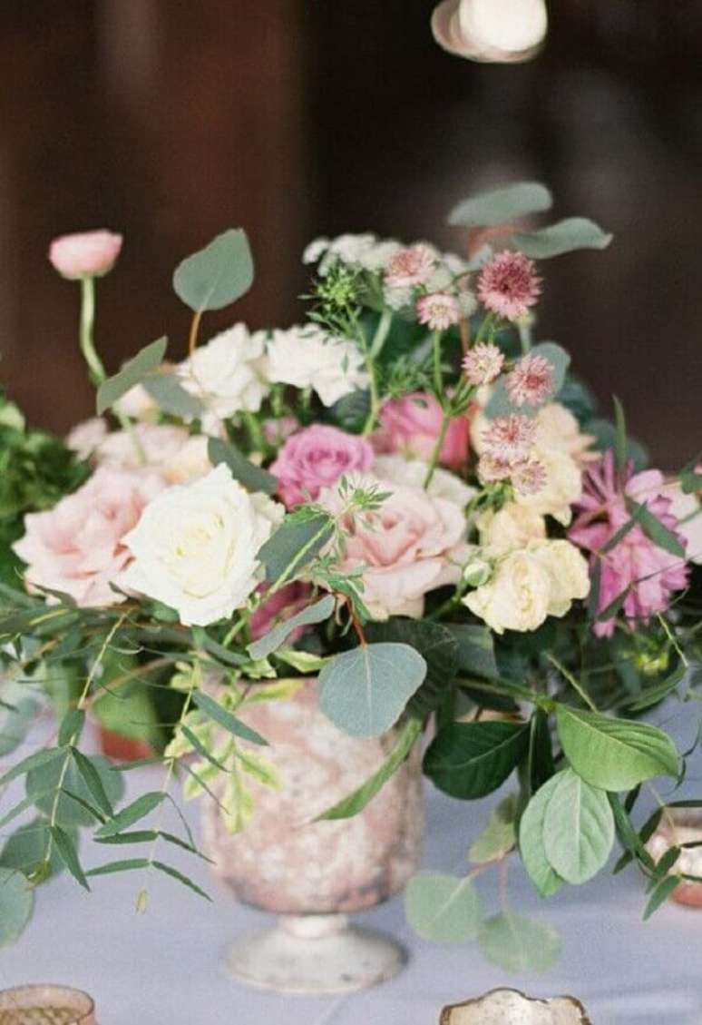 30- Os centros de mesa com flores do campo podem decorar desde mesas simples até um banquete. Fonte: Pinterest