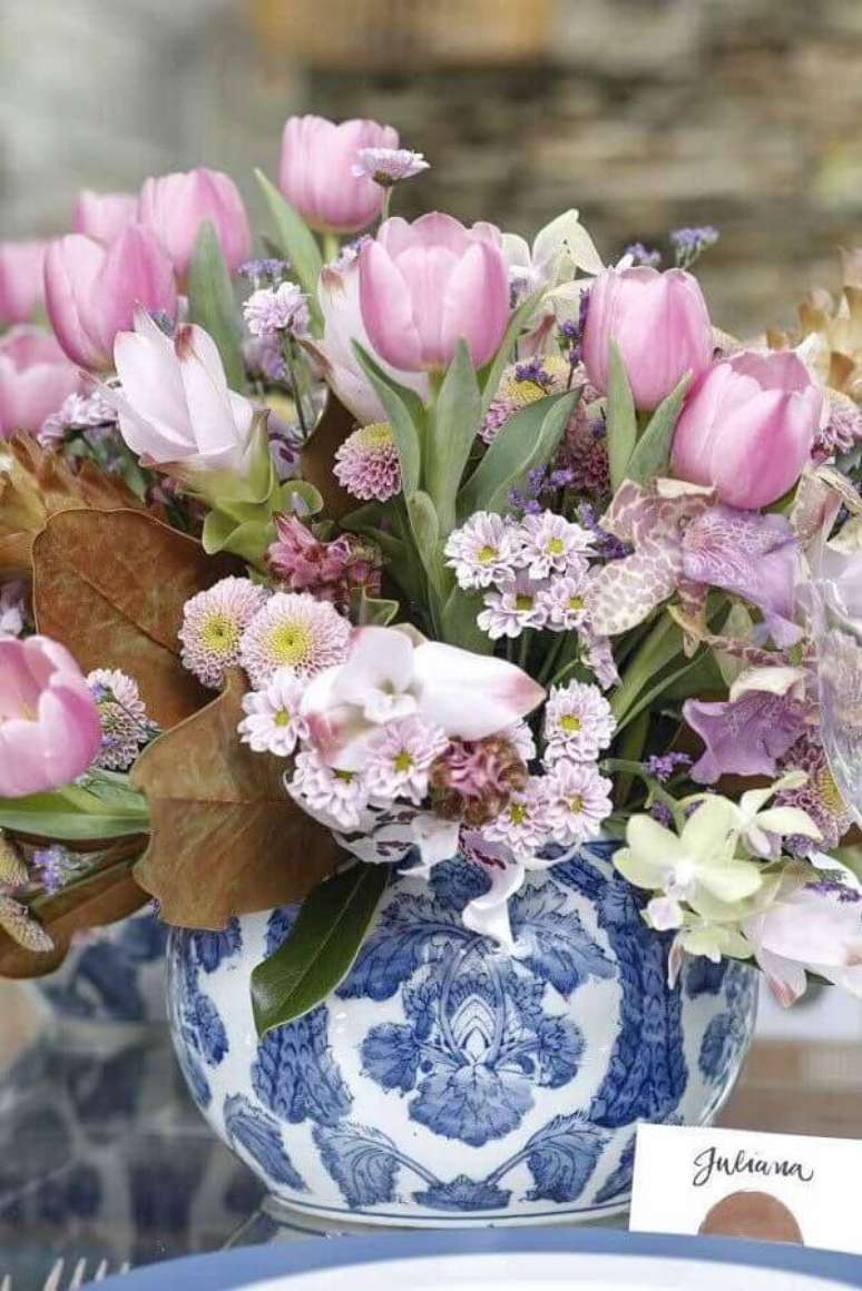 9- A decoração com flores do campo enfeita a mesa com louças finas. Fonte: Pinterest