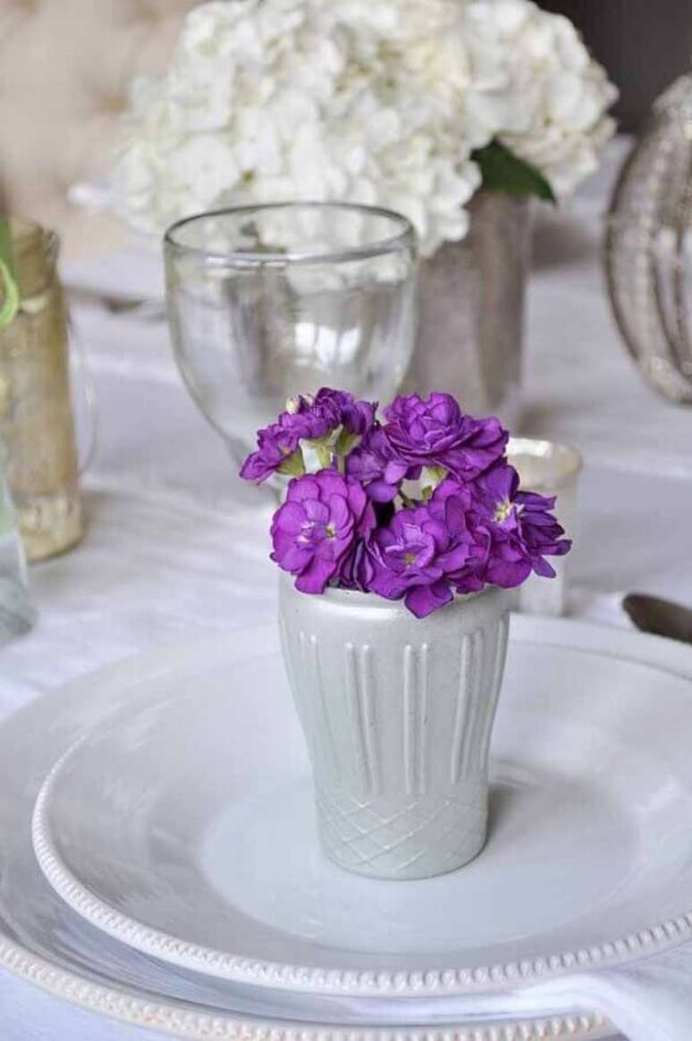 32- Na mesa de jantar, as flores do campo foram acondicionadas sobre os pratos. Fonte: Pinterest