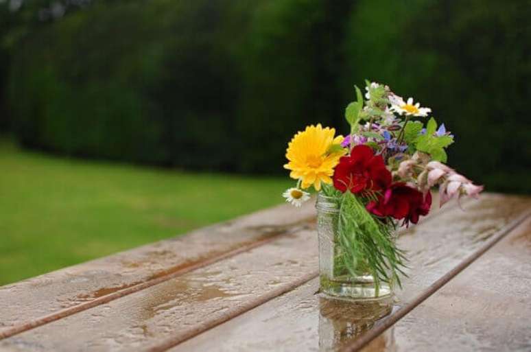 36- As flores do campo podem decorar espaços gourmet. Fonte: Chloe Ridgway
