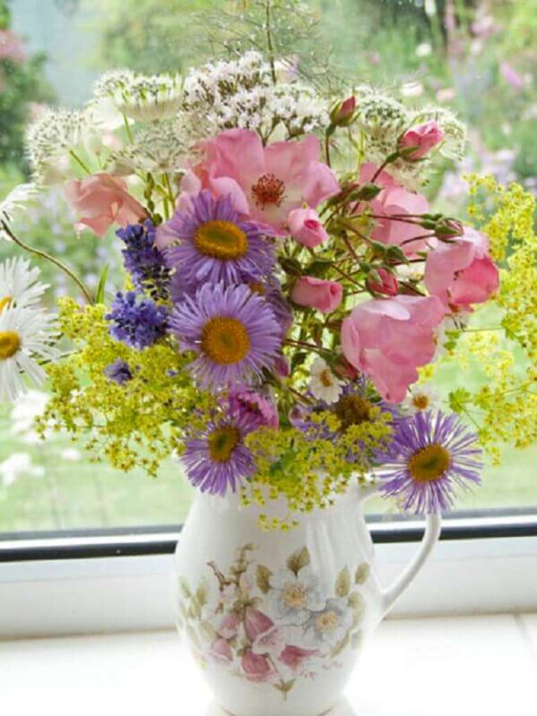 37- Os jarros de louça servem de vaso para as flores do campo em tons suaves. Fonte: Maciel Dias