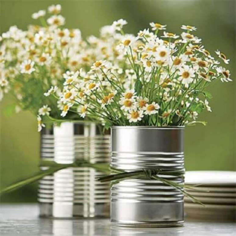 8- A decoração com flores do campo pode ser feita em vários tipos de vasos. Fonte: Maciel Dias