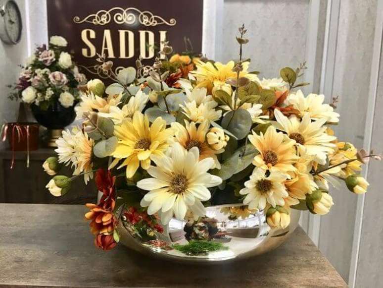 39- O vaso de metal com flores do campo decora a sala sofisticada. Fonte: Saddi Home Decor