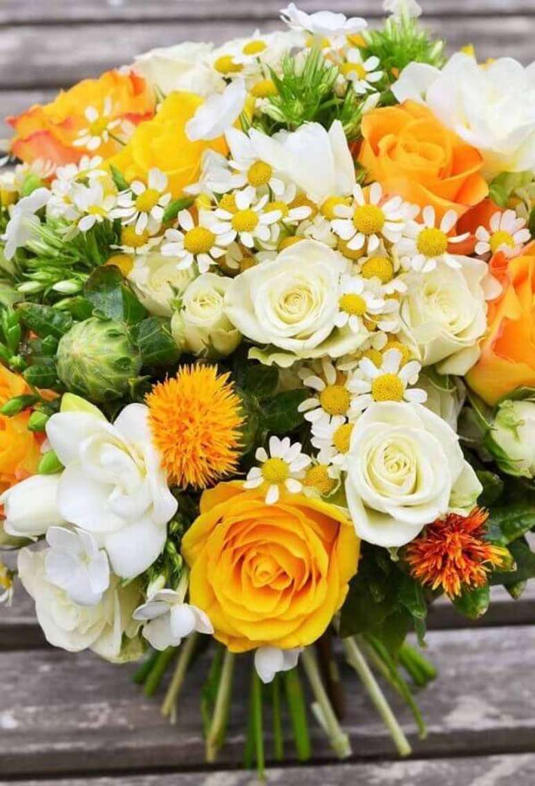 40- O buqu&ecirc; de flores do campo em tons branco e amarelo decora a &aacute;rea externa. Fonte: Pinterest