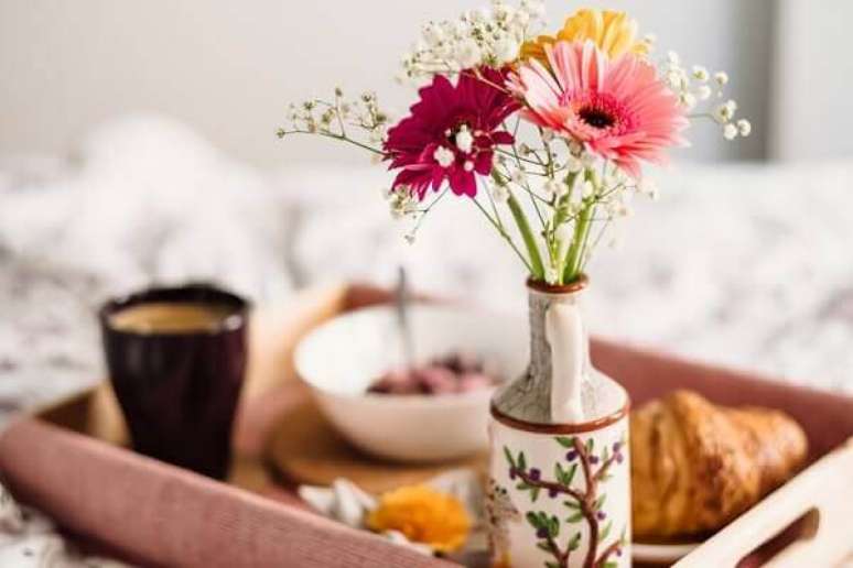 1- As flores do campo como as Gérberas podem servir de enfeite para decorar a sua mesa ou bandeja de café da manhã. Fonte: Freestocks.org