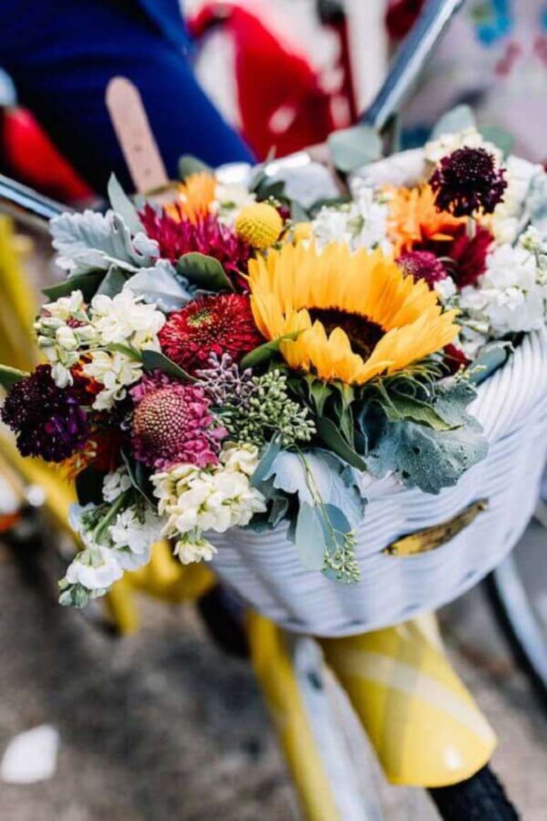 43- As cestas de vime são ideais para arranjos com flores do campo. Fonte: Pinterest