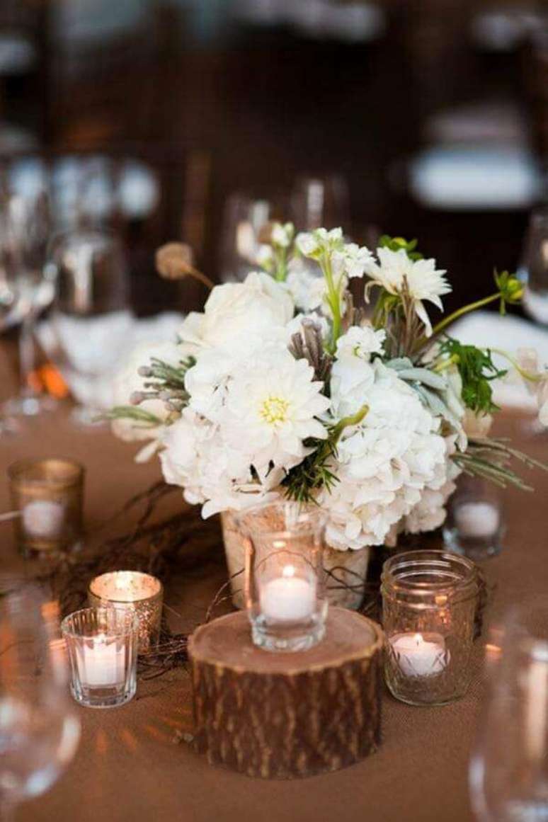 45- A flor do campo branca decora o centro da mesa do evento. Fonte: Em Breve Casados