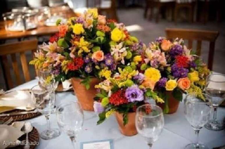 47- Os três vasos de cerâmica têm flores do campo para decorar o centro de mesa. Fonte: Aline Machado