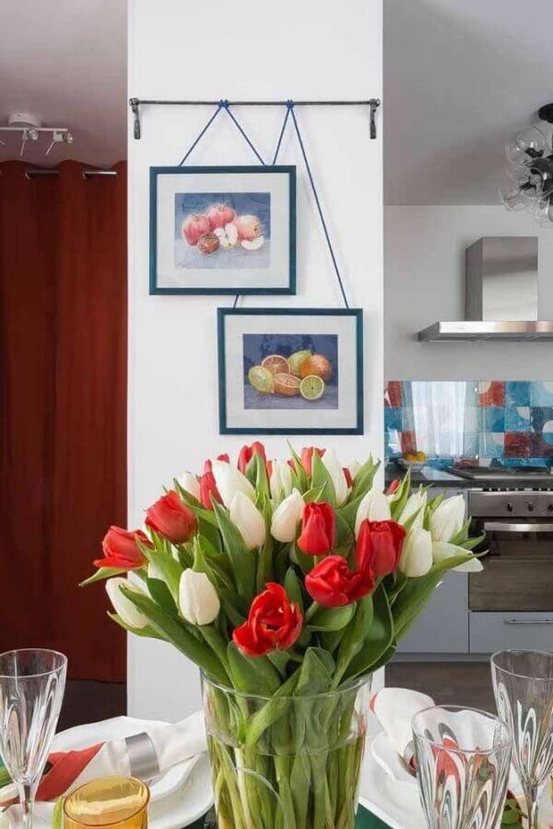 56- As Tulipas brancas e vermelhas s&atilde;o flores do campo ideais para fazer arranjos de mesa. Fonte: Pinterest