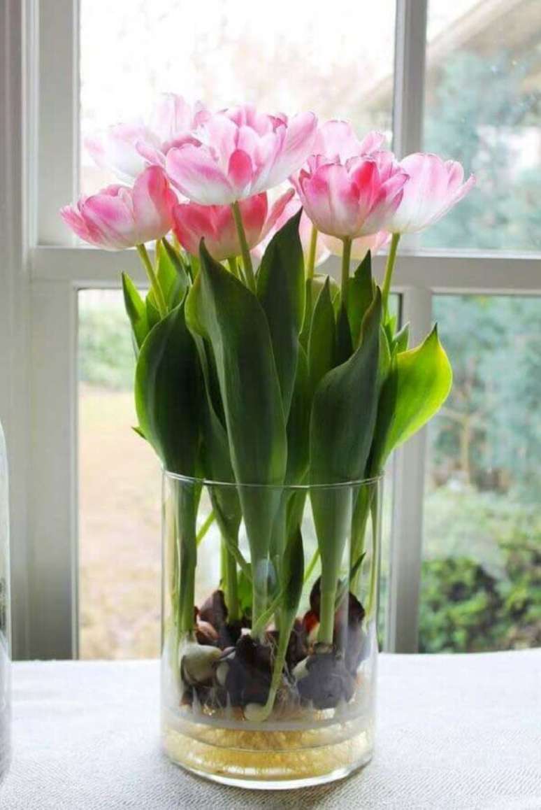 57- O jarro com flores do campo com Tulipas Rosa enfeita a janela da sala de estar. Fonte: Pinterest