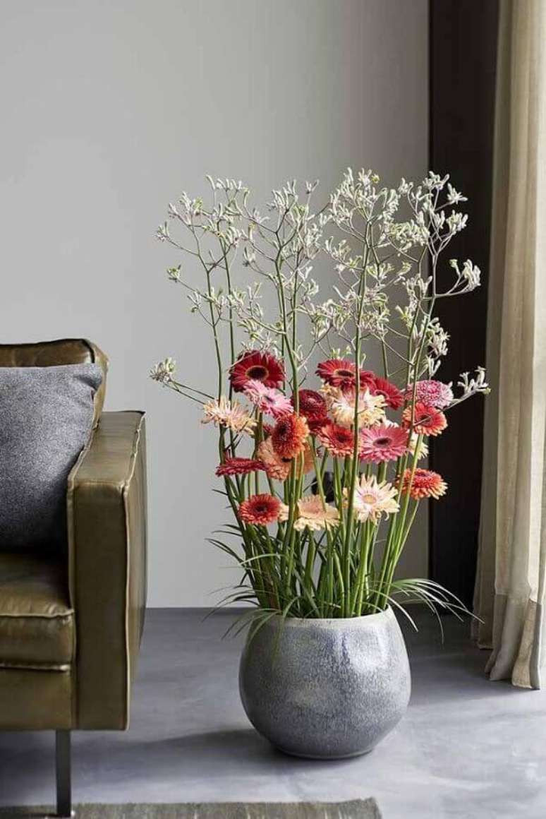 58- O vaso de piso da sala de estar tem flores do campo como a Gérbera de haste longa. Fonte: Pinterest
