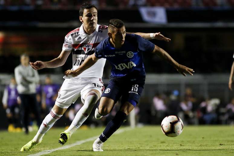 Pablo marca Diaz do Tallers durante a partida entre São Paulo FC e Talleres (Argentina), válida pela segunda fase da Copa Libertadores 2019, realizada no Estádio do Morumbi, em São Paulo.