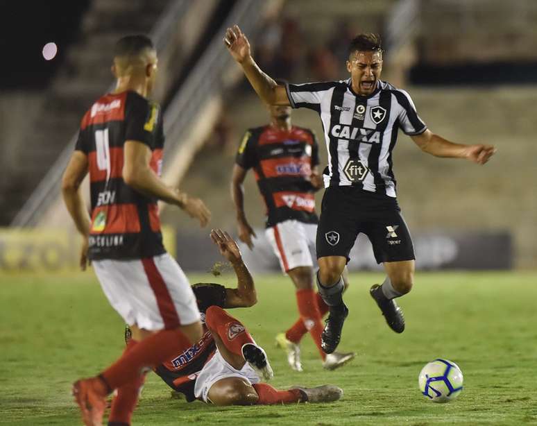 Lance da partida entre Campinense (PB) e Botafogo (RJ), válida pela primeira fase da Copa do Brasil 2019, no Estádio Amigão, em Campina Grande(PB), nesta quarta-feira, 13.