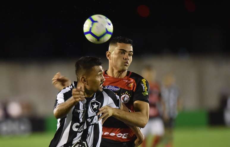 Kieza, do Botafogo (RJ), em partida contra o Campinense (PB), válida pela primeira fase da Copa do Brasil 2019, no Estádio Amigão, em Campina Grande(PB), nesta quarta-feira, 13.