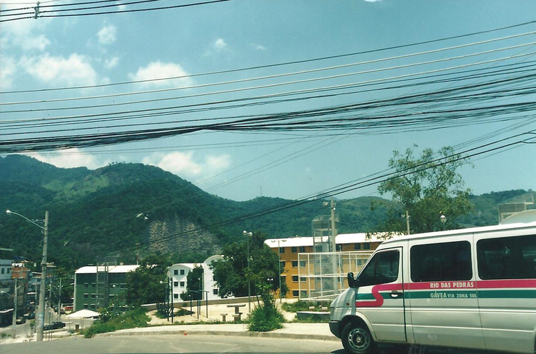 Hoje é a terceira maior favela do Rio, segundo estimativa da Prefeitura com base no IBGE de 2010. Tem 63.484 moradores, boa parte deles de origem nordestina