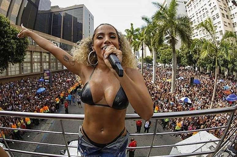 Anitta, com o ousado biquíni de fita isolante, no 'Bloco das Poderosas' de 2018