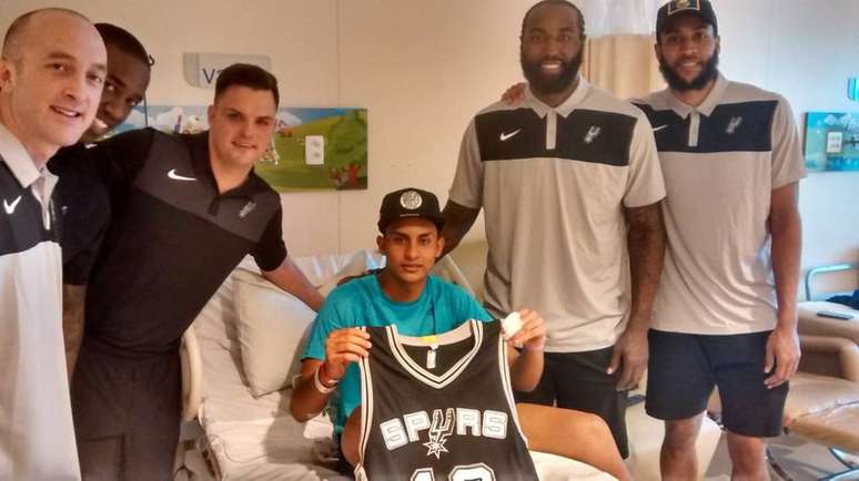 Antes de receber alta, Francisco Dyogo recebeu a visita dos jogadores do Austin Spurs, time de basquete dos Estados Unidos