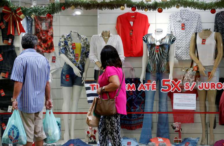 Consumidores fazem compras em São Paulo
21/12/2016
 REUTERS/Paulo Whitaker