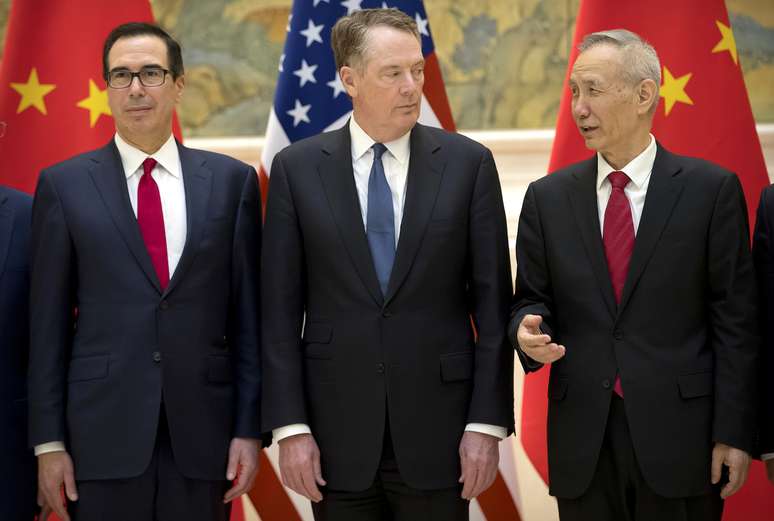 O secretário do Tesouro dos Estados Unidos, Steven Mnuchin, (à esquerda) e o representante de Comércio dos EUA, Robert Lighthizer, ao lado do vice-primeiro-ministro chinês, Liu He (à direita) em Pequim, na China
15/02/2019
Mark Schiefelbein/Pool via REUTERS