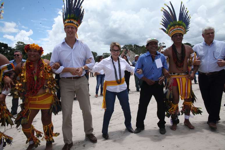 Tereza Cristina e Ricardo Salles visitam aldeia de Índios Hiriti-Pareci, em Campo Novo-MT