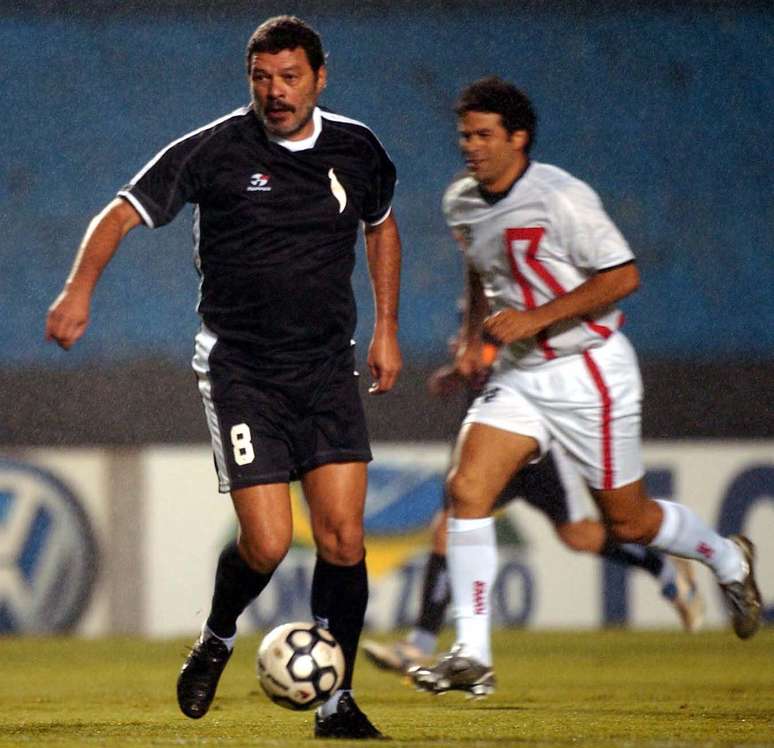 Os ex-jogadores e irmãos Sócrates e Raí (d) durante jogo beneficente no estádio do Morumbi, na capital paulista, em 2003