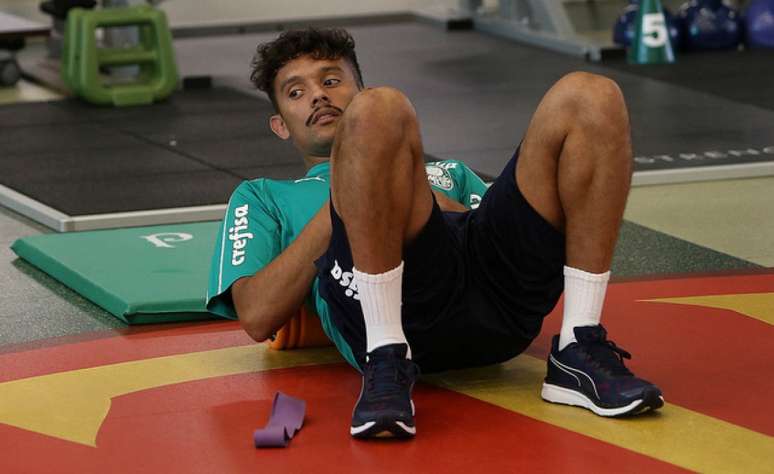 Gustavo Scarpa é desfalque certo neste domingo e se trata para voltar logo (Agência Palmeiras/Divulgação)