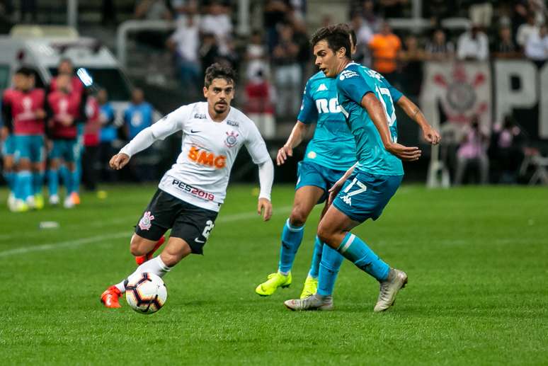 Fagner, do Corinthians, durante a partida contra o Racing, da Argentina, válida pela 1ª fase da Copa Sul-Americana 2019, realizada na Arena Corinthians, zona leste de São Paulo, na noite desta quinta-feira (14).