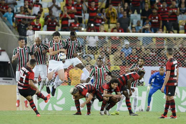 De Arrascaeta cobra falta durante Flamengo x Fluminense realizada no Maracanã, pela semi-final do Campeonato Carioca (Taça Guanabara), no Rio de Janeiro, RJ.