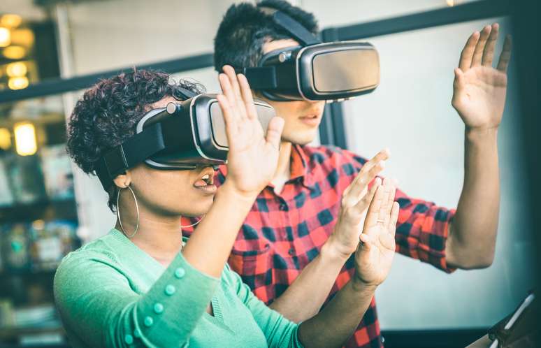 Pessoas testam óculos de realidade virtual (imagem ilustrativa)