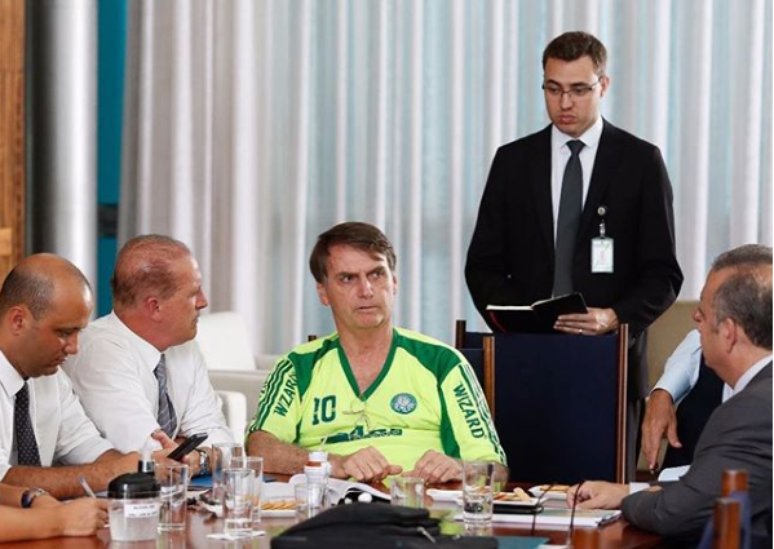 Bolsonaro aparece com camisa &#034;pirata&#034; do Palmeiras em reunião