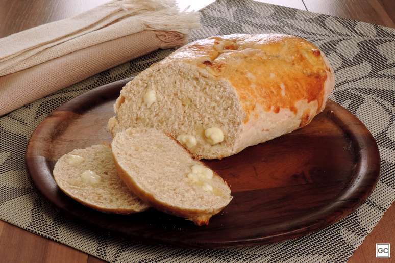 Pão integral com queijos