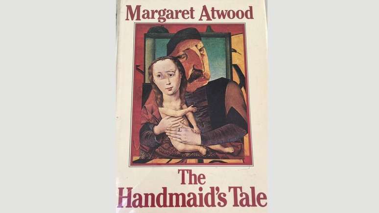 "O Conto da Aia" foi publicado em 1985 e rapidamente se tornou um sucesso - foi finalista dos prêmios Man Booker e Nebula (Crédito: McClellan and Stewart)