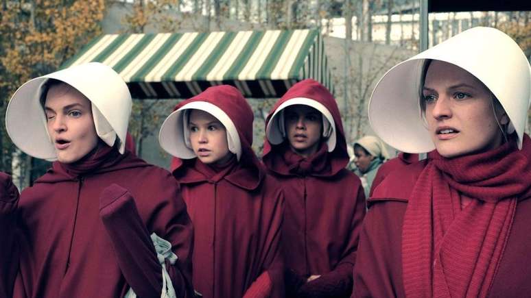 A adaptção para a TV de The Handmaid's Tale foi o maior sucesso do serviço de streaming Hulu e a série ganhou o prêmio Emmy de melhor drama do ano em 2017 (Crédito: Hulu)